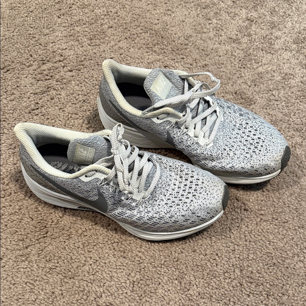 Nike Women's Light Gray Knit Sneakers
